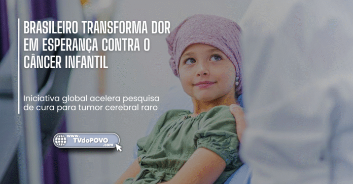 criança em tratamento oncológico sorri para médico em hospital infantil