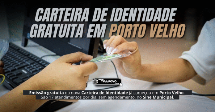Pessoa entrega nova Carteira de Identidade Nacional no atendimento do Sine Municipal de Porto Velho