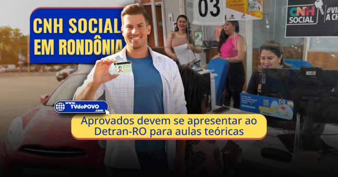 Jovem segura CNH em frente ao Detran de Rondônia com faixa informativa sobre aulas teóricas