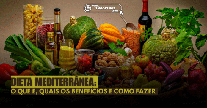 Mesa com alimentos típicos da dieta mediterrânea como azeite, legumes, castanhas e vinho