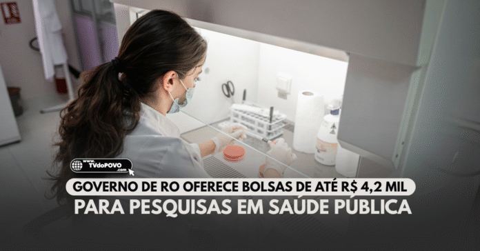 Pesquisadora em laboratório representa bolsas em saúde pública oferecidas pelo Governo de Rondônia