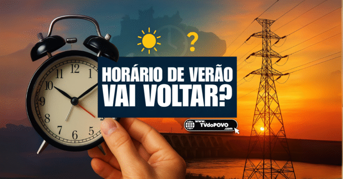 Mão ajusta relógio analógico ao entardecer, com usina e torre de energia ao fundo. Texto central questiona: "Horário de verão vai voltar?"