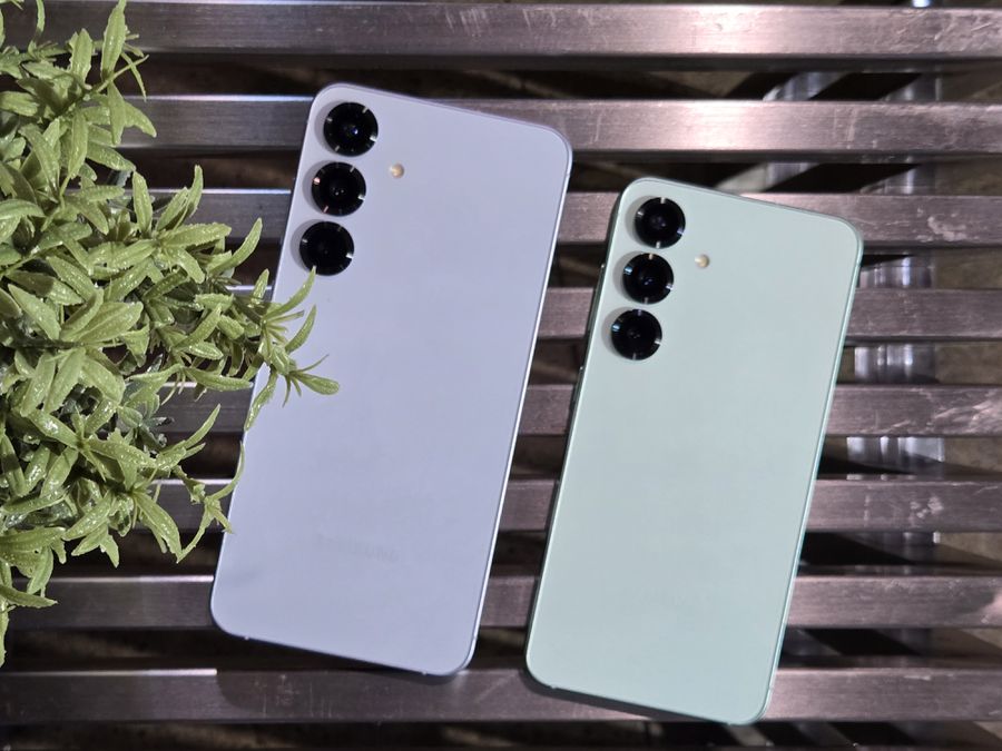 Galaxy S25 FE nas cores branca e verde em bancada metálica