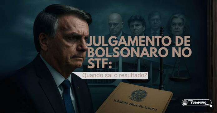 Bolsonaro diante do STF com ministros ao fundo e símbolo da Justiça, representando julgamento por tentativa de golpe.