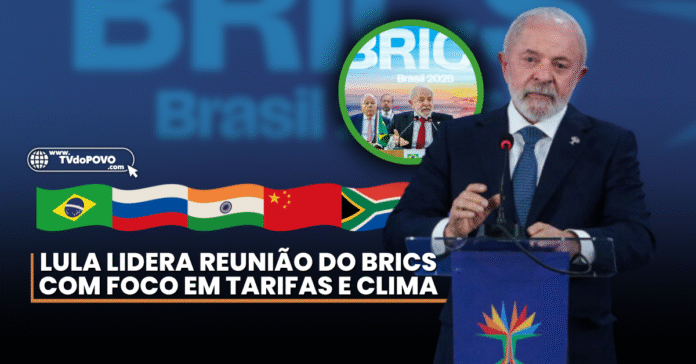 Lula discursa durante reunião do Brics com foco em tarifas internacionais e clima global, com bandeiras dos países do bloco ao fundo