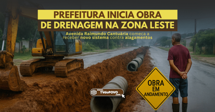 Homem observa obra de drenagem na zona Leste de Porto Velho com escavadeira, manilhas e placa de obra em andamento na avenida Raimundo Cantuária