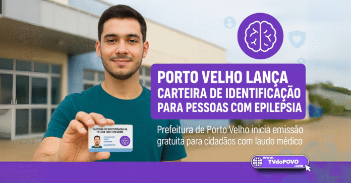 Homem segura carteira de identificação para pessoas com epilepsia em frente a prédio público, com texto sobre emissão gratuita em Porto Velho.