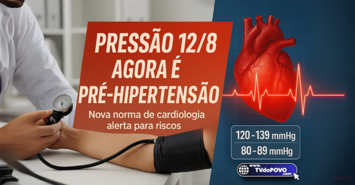 Profissional de saúde aferindo pressão com destaque para a frase “Pressão 12/8 agora é pré-hipertensão” e imagem de coração com ECG