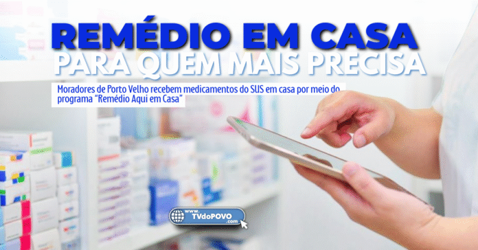 Pessoa usa tablet em farmácia com caixas de remédios ao fundo.