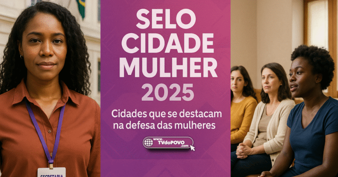 Mulher com crachá da Secretaria da Mulher ao lado de banner do Selo Cidade Mulher 2025 e roda de conversa entre mulheres diversas.