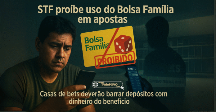 Homem preocupado olha para celular, ao lado de cartão do Bolsa Família com carimbo "proibido" e ícone de aposta, representando decisão do STF