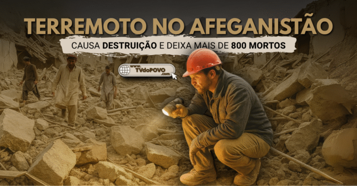 Resgatista afegão ajoelhado entre escombros enquanto moradores caminham por área destruída após terremoto com mais de 800 mortos no Afeganistão.
