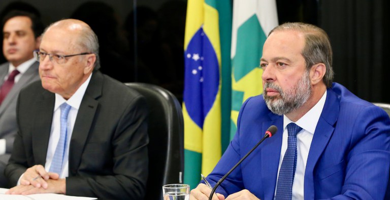 Ministro de Minas e Energia participa de reunião do CNPE ao lado de autoridades do governo federal
