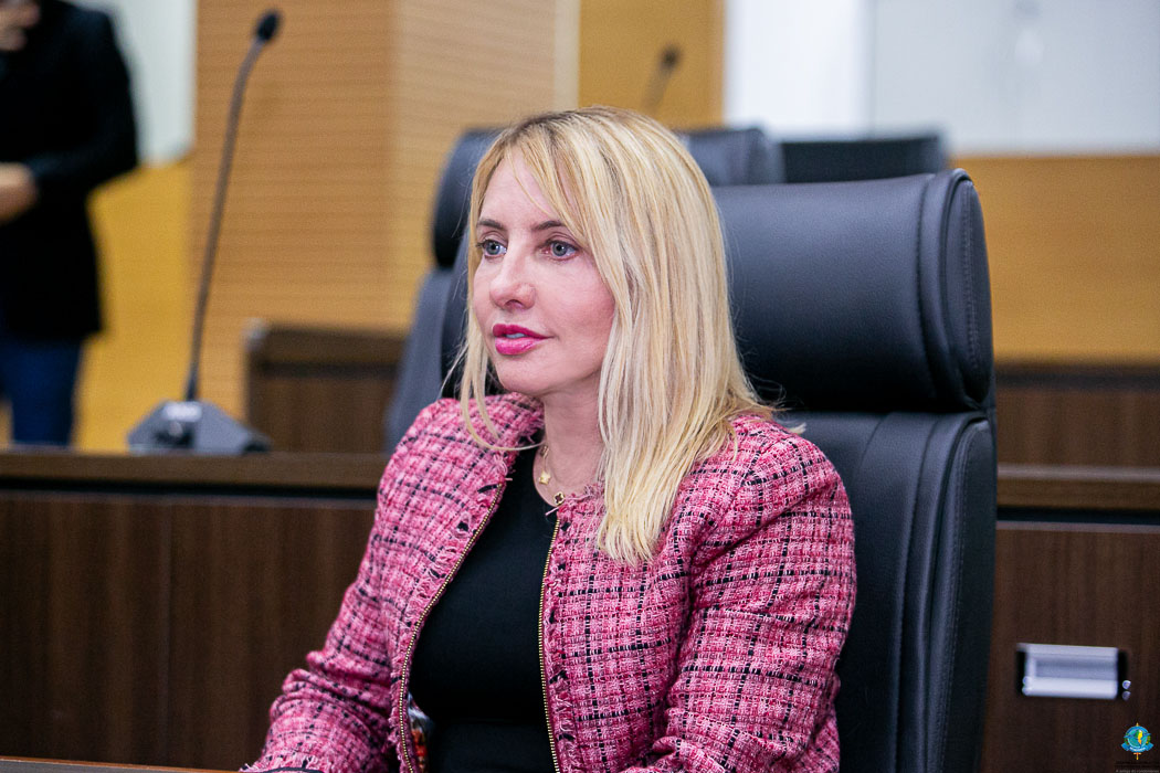 Parlamentar sentada durante sessão da Assembleia Legislativa de Rondônia