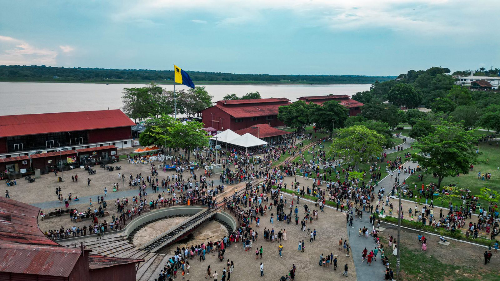 Vista aérea do Complexo da Estrada de Ferro Madeira-Mamoré lotado de visitantes durante o aniversário de 111 anos de Porto Velho.