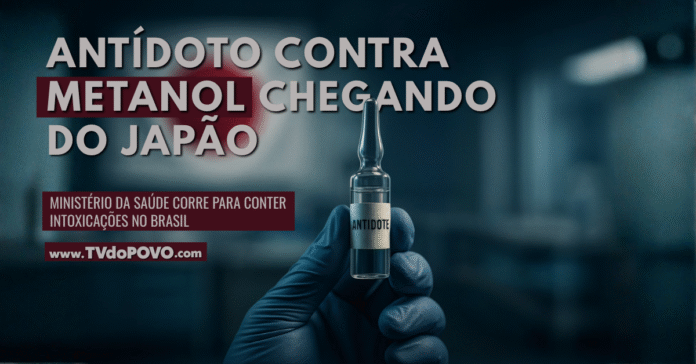 Mão com luva segura ampola de antídoto contra metanol com bandeira do Japão ao fundo