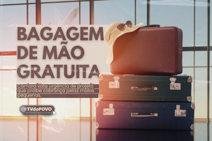 Imagem mostra malas empilhadas em saguão de aeroporto com avião ao fundo e o título “Bagagem de mão gratuita: Câmara vota urgência do projeto”.