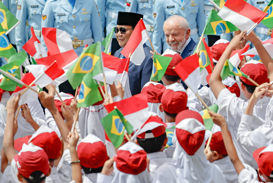 Lula e Prabowo Subianto são recebidos por estudantes com bandeiras do Brasil e da Indonésia em cerimônia diplomática em Jacarta