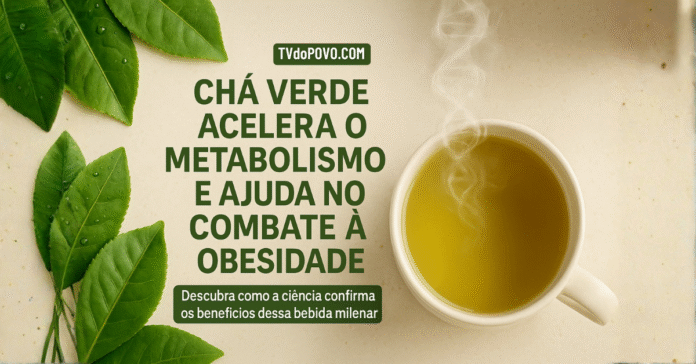 Xícara de chá verde fumegante ao lado de folhas frescas, simbolizando energia, metabolismo ativo e combate à obesidade