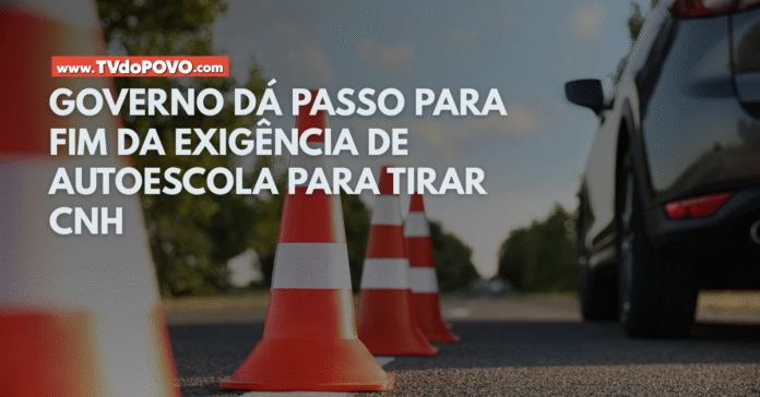 Cones de sinalização e carro estacionado ao lado de via durante treinamento de direção, com manchete destacando o fim da exigência de autoescola para tirar CNH.