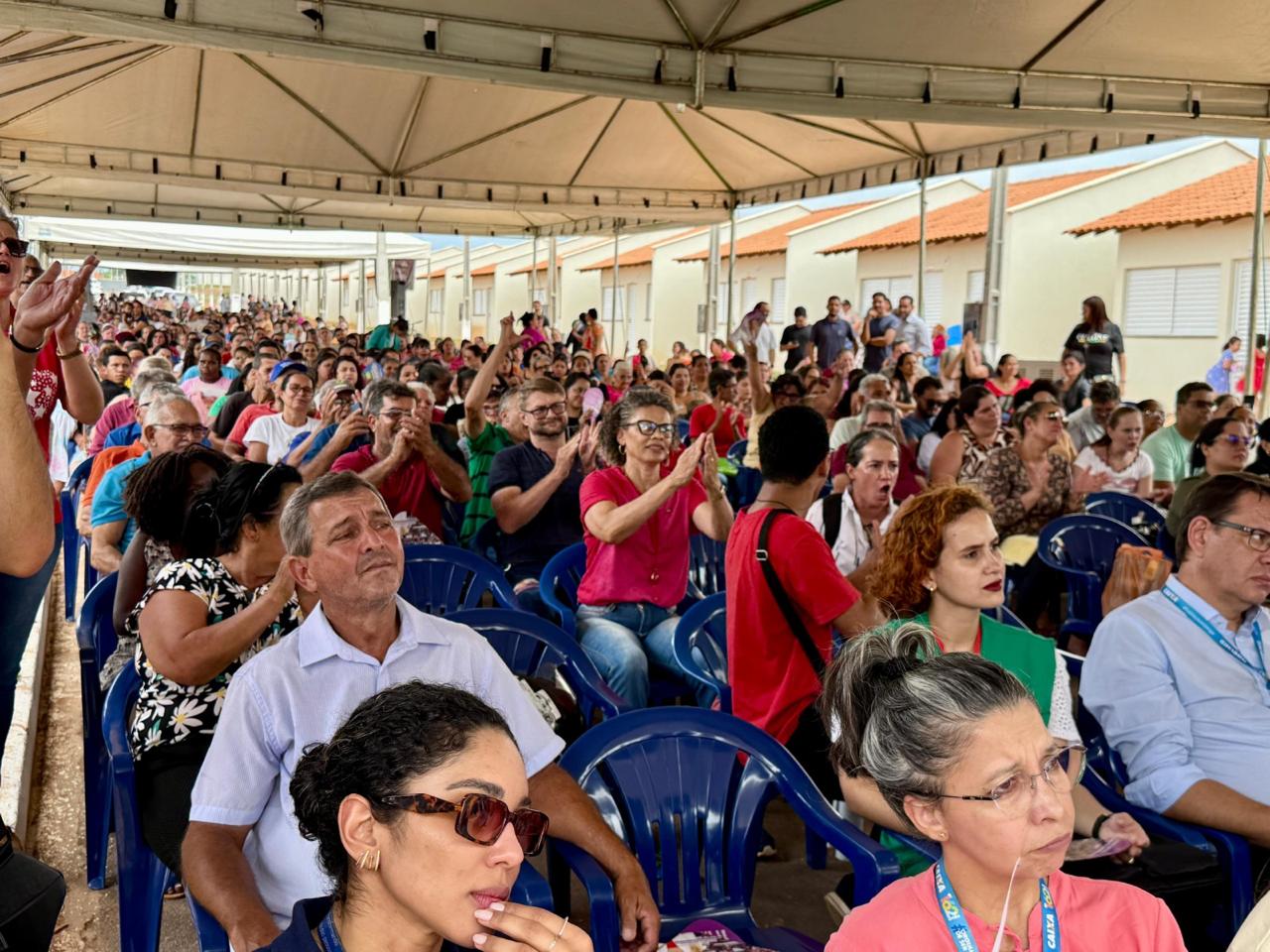 Moradores de Cacoal participam da cerimônia de entrega das 300 moradias do Residencial Cidade Verde