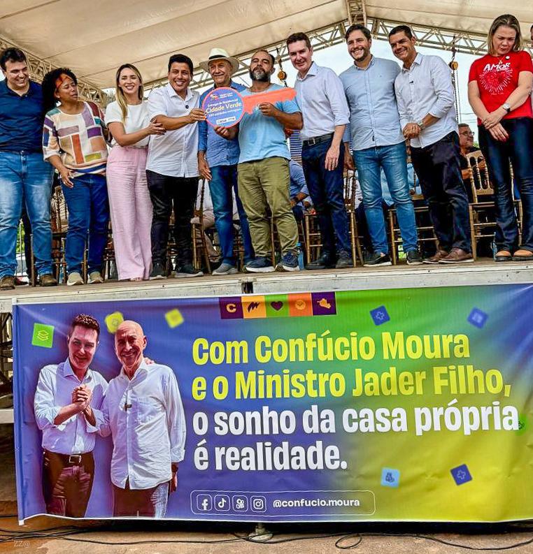Confúcio Moura e ministro Jader Filho entregam moradias populares em Cacoal durante evento oficial