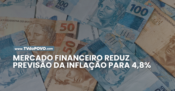 Cédulas de real sobrepostas com tarja informativa sobre a redução da inflação para 4,8% em 2025