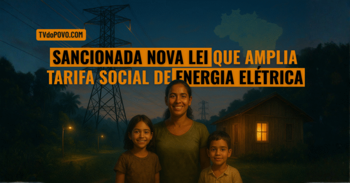 Família sorridente diante de casa iluminada simboliza o benefício da nova lei que amplia a Tarifa Social de Energia Elétrica.