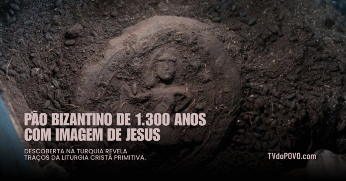 Pão bizantino de 1.300 anos encontrado na Turquia com imagem de Jesus Cristo gravada na superfície.