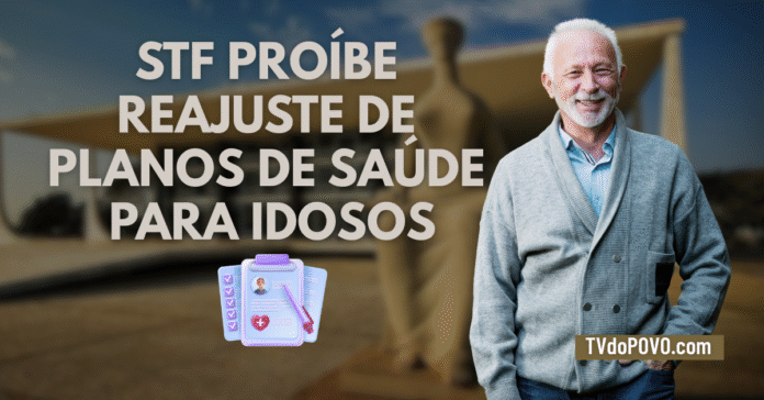 Homem idoso sorri diante do prédio do STF, simbolizando decisão que proíbe reajuste em planos de saúde para pessoas com mais de 60 anos.