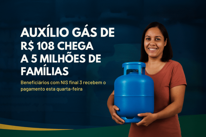 Mulher sorri segurando botijão azul de gás, representando pagamento do Auxílio Gás de R$ 108 para famílias com NIS final 3