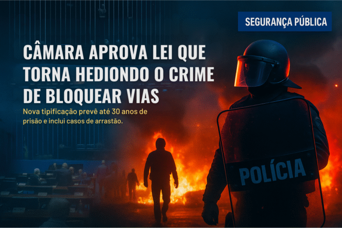 Policial observa bloqueio de via em chamas com fundo do plenário da Câmara, representando nova lei que torna o crime hediondo.