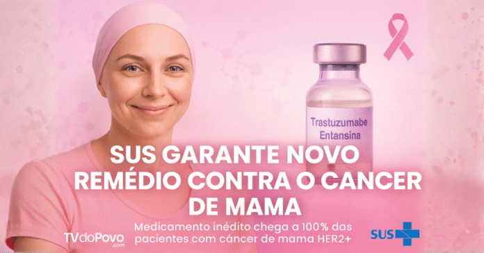 Mulher em tratamento sorri ao lado do frasco de Trastuzumabe Entansina, novo remédio gratuito do SUS contra o câncer de mama HER2-positivo.