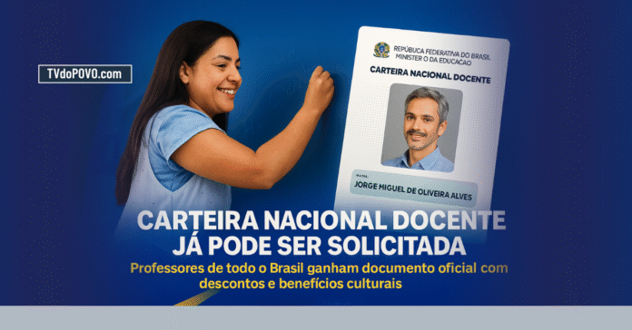 Professora escreve no quadro ao lado da nova Carteira Nacional Docente emitida pelo MEC