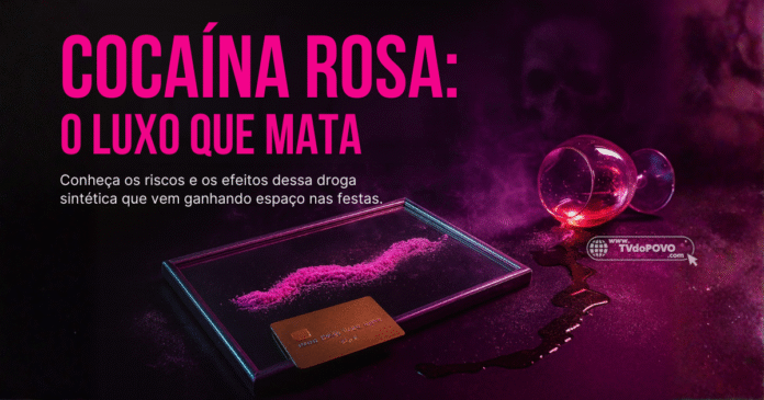 Pó rosa sobre espelho com taça tombada e cartão dourado, simbolizando o contraste entre o luxo e os riscos da cocaína rosa.