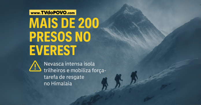 Mais de 200 pessoas ficam presas no Everest após nevasca intensa; trilheiros caminham na neve enquanto montanha nevada aparece ao fundo