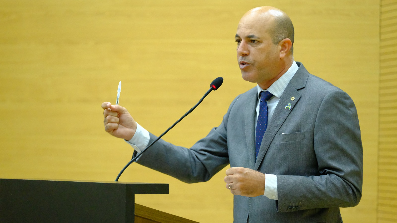 Parlamentar discursa na tribuna da Assembleia Legislativa de Rondônia durante sessão plenária