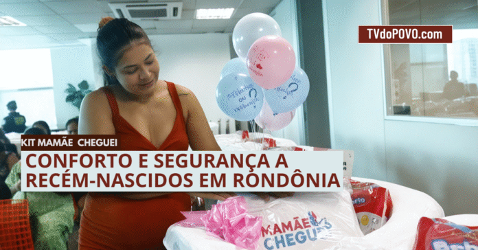 Gestante observa o kit Mamãe Cheguei com enxoval e balões durante entrega do Governo de Rondônia