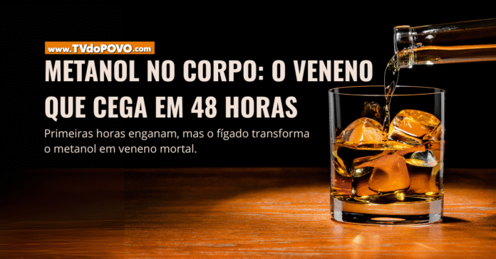 Homem serve bebida alcoólica em copo com gelo; texto alerta para o risco do metanol no corpo humano.