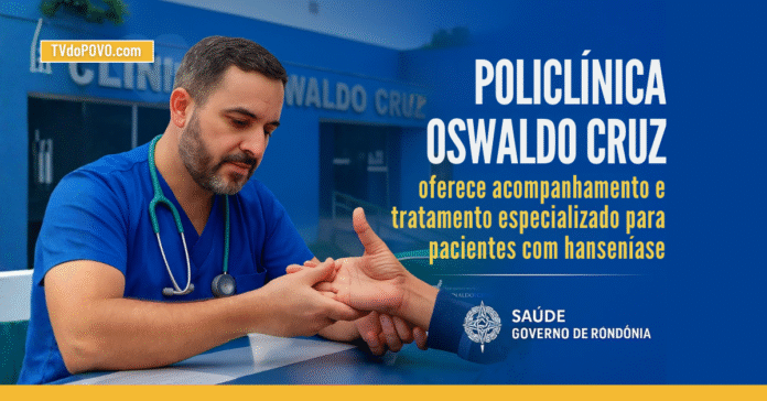 Médico da Policlínica Oswaldo Cruz examina a mão de um paciente durante atendimento especializado gratuito contra hanseníase em Rondônia