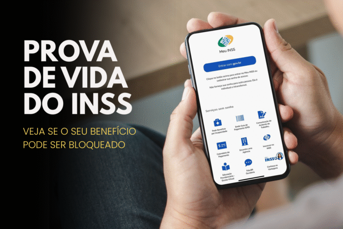 Pessoa acessa o aplicativo Meu INSS pelo celular para realizar a prova de vida e evitar bloqueio do benefício.