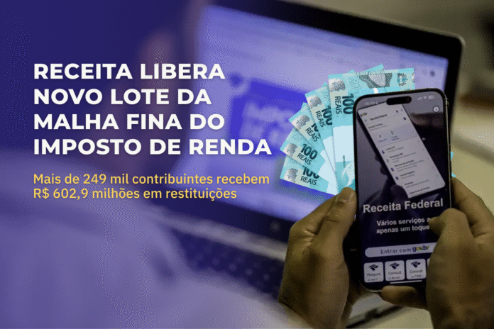 Pessoa consulta aplicativo da Receita Federal no celular com tela do Imposto de Renda aberta ao fundo.