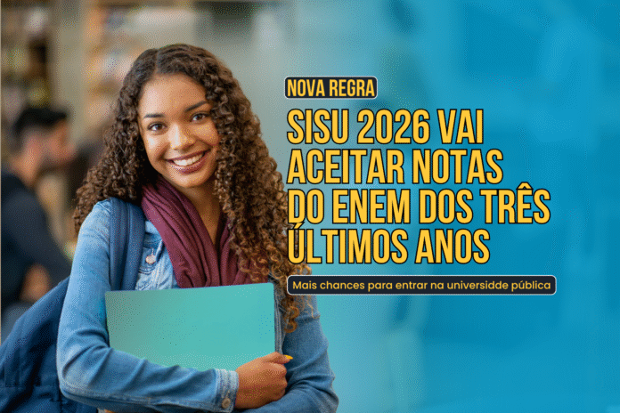 Estudante sorridente com mochila e caderno simboliza o Sisu 2026, que aceitará notas do Enem dos três últimos anos.