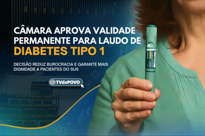 Mulher segura caneta de insulina sobre fundo azul com plenário da Câmara dos Deputados e logotipo da TVdoPOVO