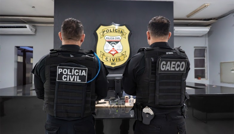 Agentes da Polícia Civil e do Gaeco de Rondônia durante a Operação Ouro de Areia, que investiga corrupção e servidores fantasmas na Assembleia Legislativa.