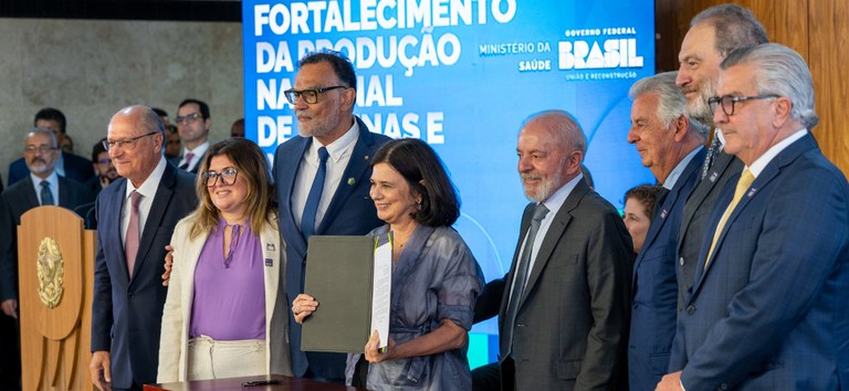 Presidente Lula, ministra Nísia Trindade e autoridades participam do anúncio da produção nacional da vacina contra a dengue em evento oficial no Palácio do Planalto.