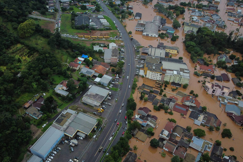Vista aérea de bairro alagado no Sul do Brasil após forte enchente