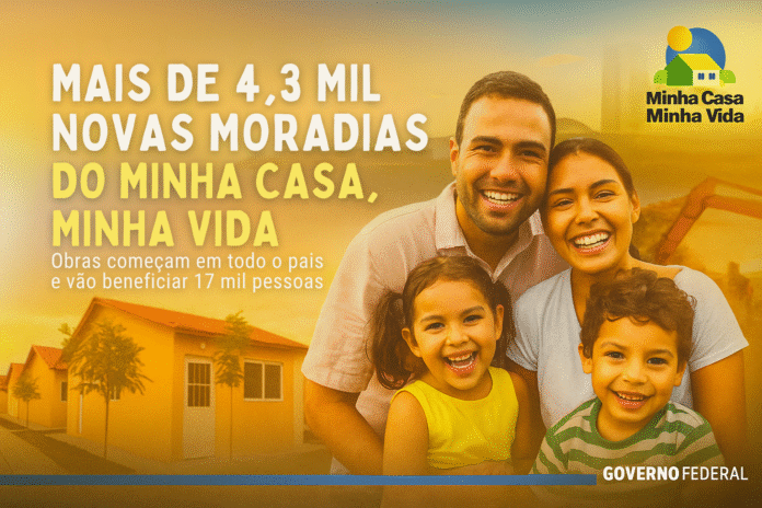 Família sorri em frente a casa nova do Minha Casa Minha Vida, simbolizando o início das obras de 4,3 mil moradias em todo o Brasil.