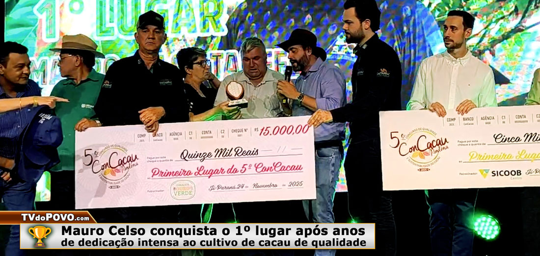 Mauro Celso Tauffer recebe o prêmio de 1º lugar no 5º Concacau durante a cerimônia em Ji-Paraná.