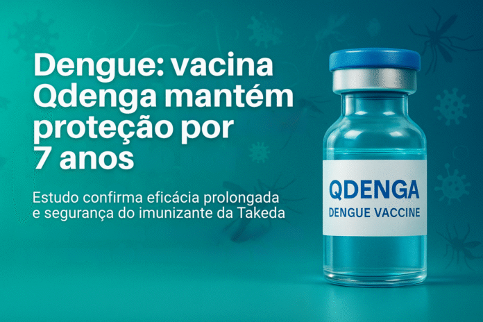 Frasco da vacina Qdenga em fundo azul com destaque para estudo que confirma sete anos de proteção contra dengue